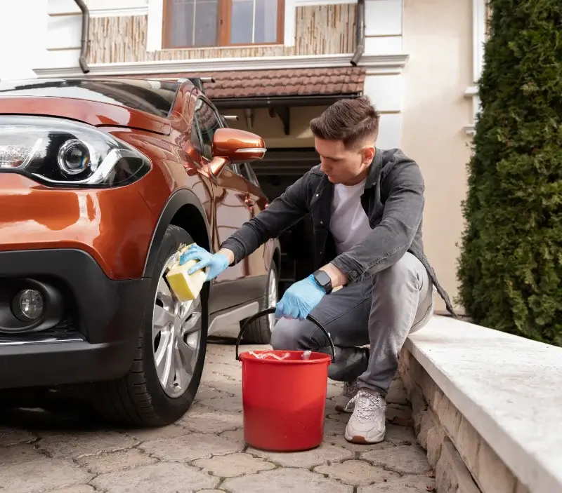 Lavage auto à domicile Val-et-Châtillon : professionnel intervenant sur un véhicule